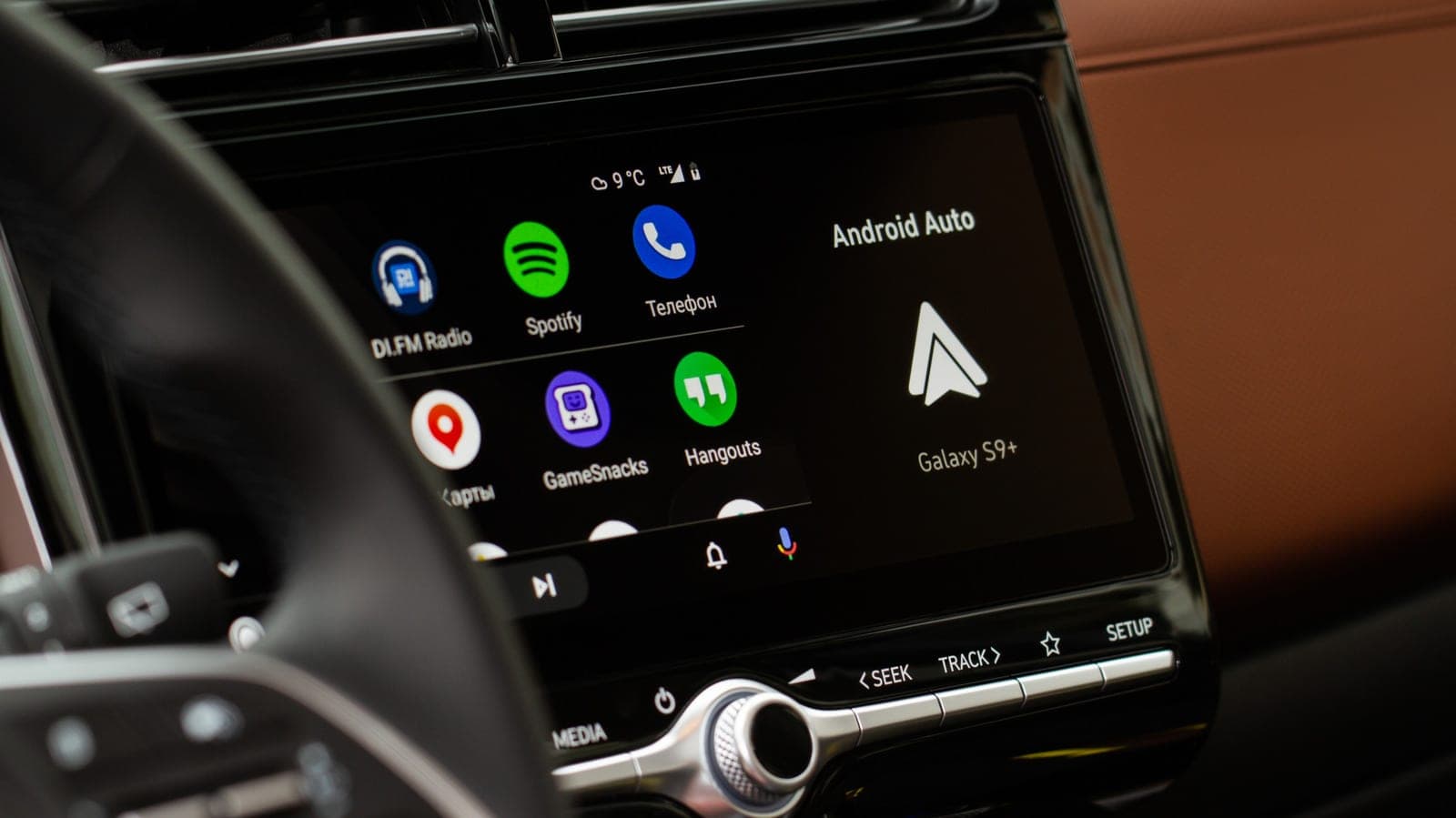 ¿Android Auto te baja el volumen solo? Esta es la razón