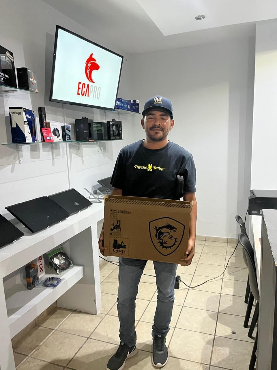 Cliente de ECAPRO con su equipo