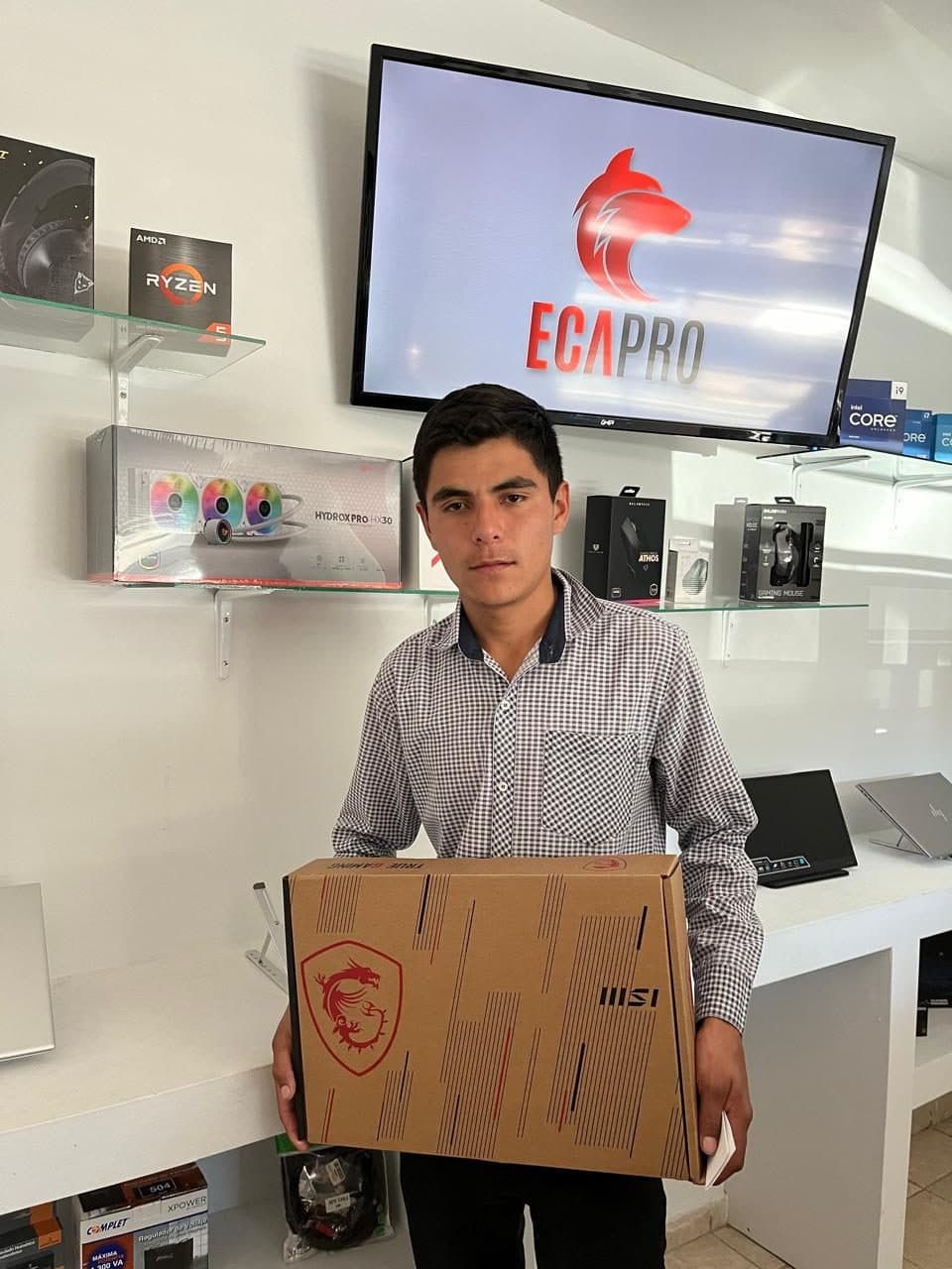 Cliente de ECAPRO con su equipo