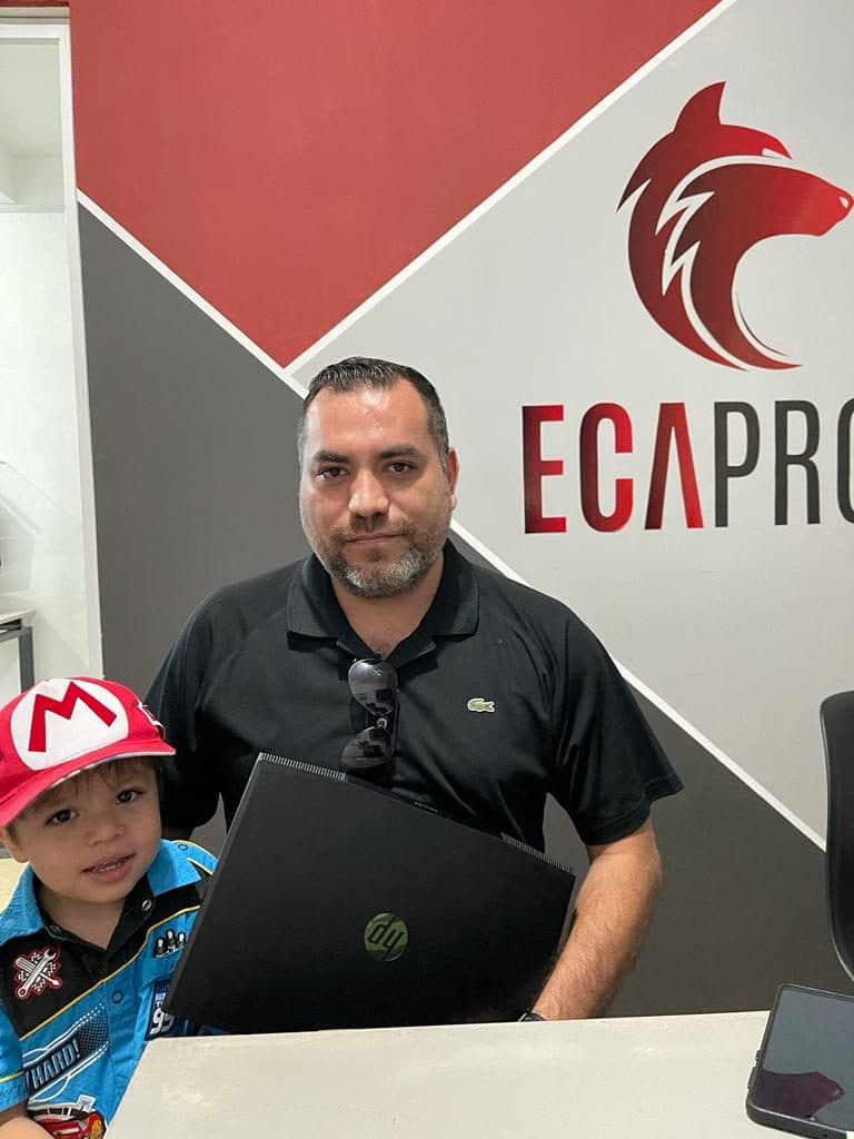Cliente de ECAPRO con su equipo