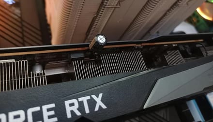 RTX 3070 muerta revivida con un capacitor de radio vieja